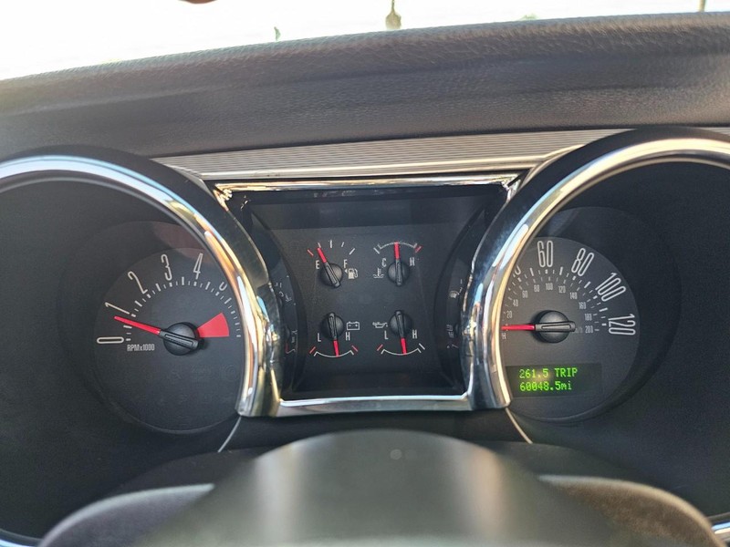 Ford Mustang Vehicle Full-screen Gallery Image 25