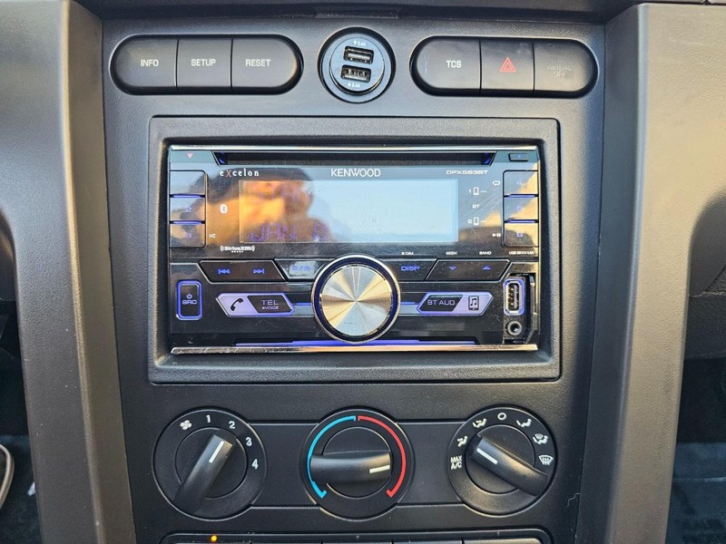 Ford Mustang Vehicle Full-screen Gallery Image 26