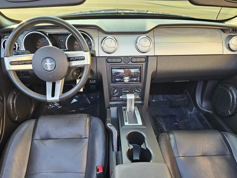 Ford Mustang Vehicle Full-screen Gallery Image 27