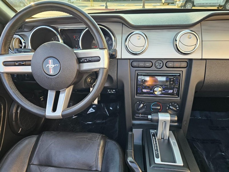 Ford Mustang Vehicle Full-screen Gallery Image 28