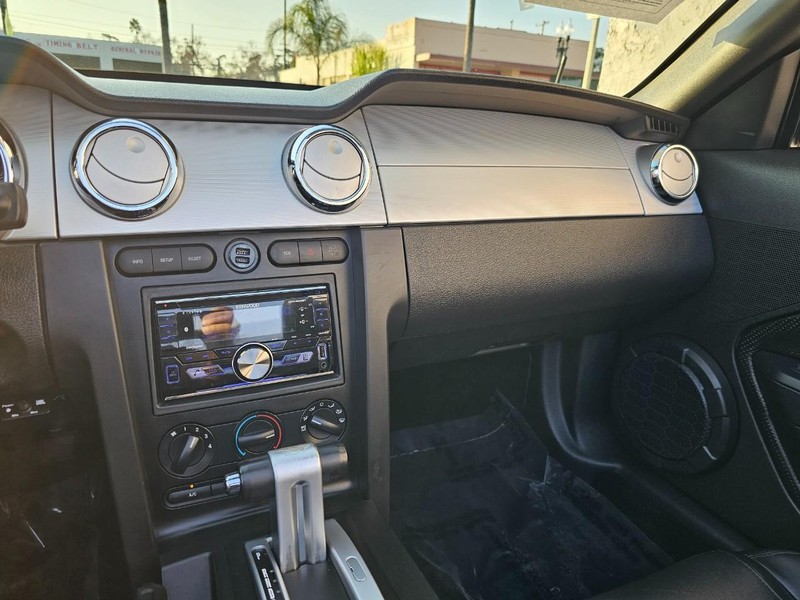 Ford Mustang Vehicle Full-screen Gallery Image 29