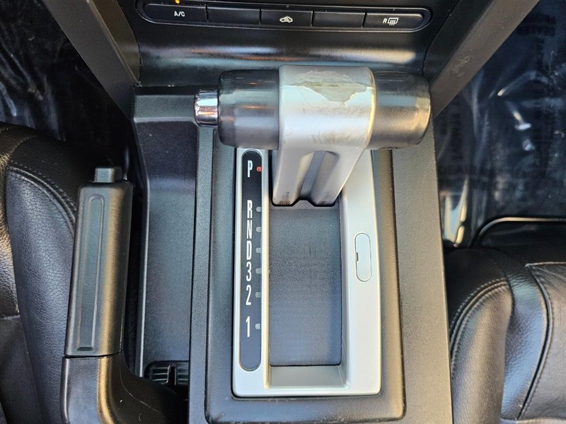 Ford Mustang Vehicle Full-screen Gallery Image 30