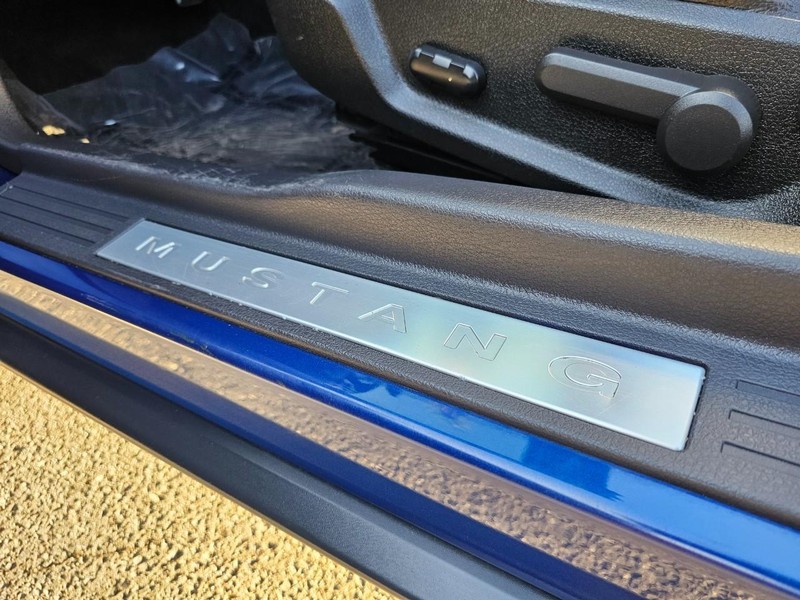 Ford Mustang Vehicle Full-screen Gallery Image 31