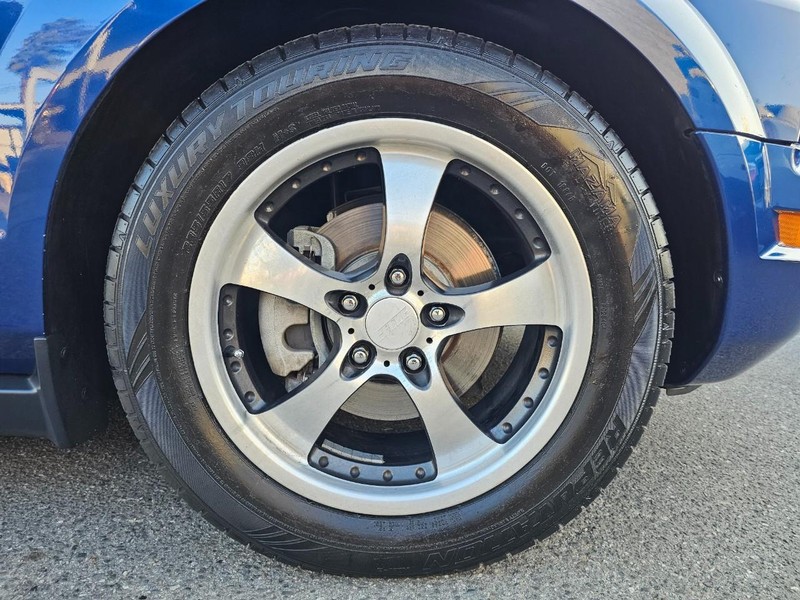 Ford Mustang Vehicle Full-screen Gallery Image 34