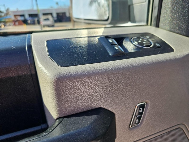 Ford F-150 Vehicle Full-screen Gallery Image 13