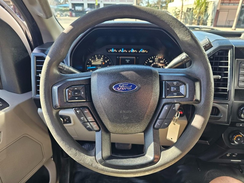 Ford F-150 Vehicle Full-screen Gallery Image 17