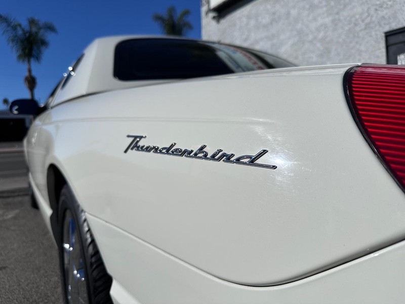 Ford Thunderbird Vehicle Full-screen Gallery Image 11