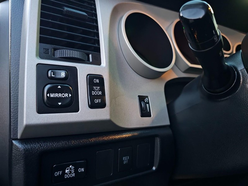 Toyota Tundra Vehicle Full-screen Gallery Image 20