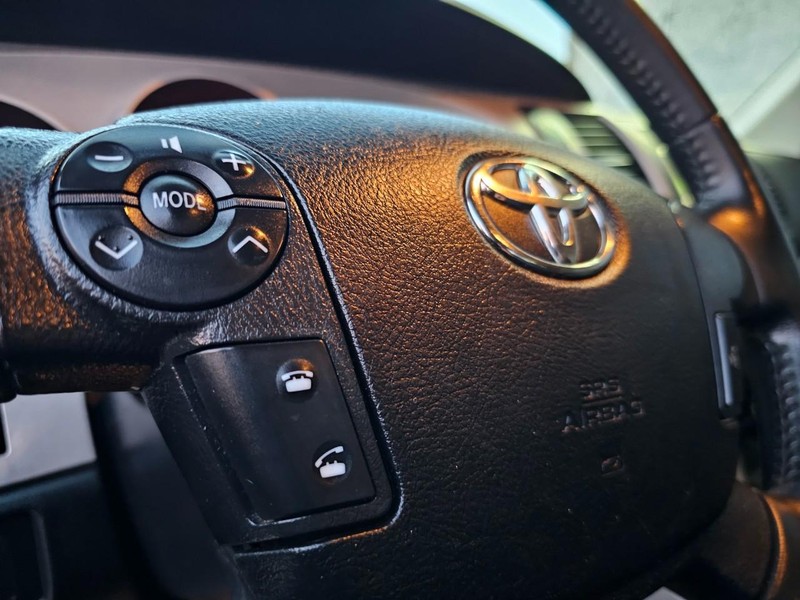 Toyota Tundra Vehicle Full-screen Gallery Image 21