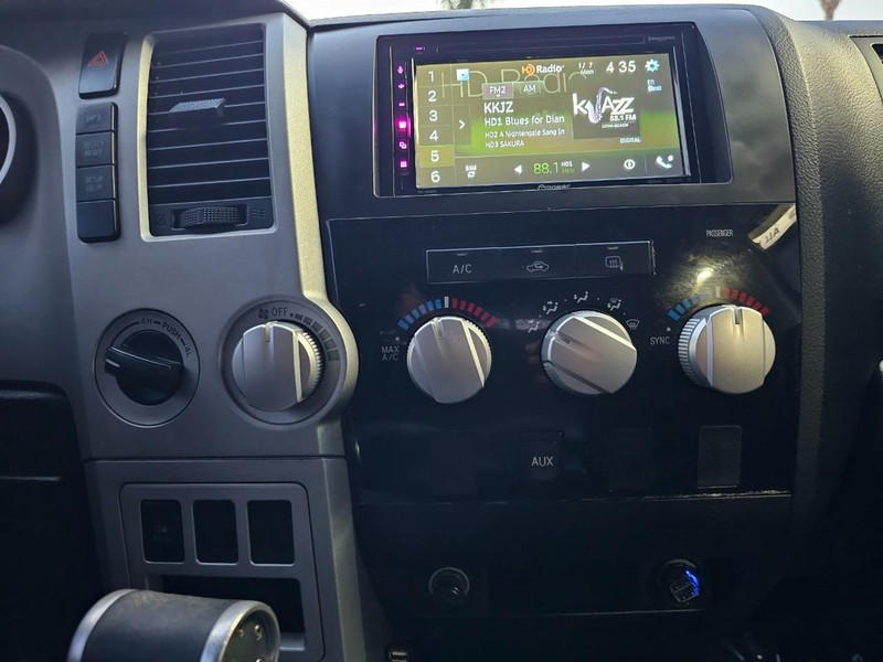 Toyota Tundra Vehicle Full-screen Gallery Image 26