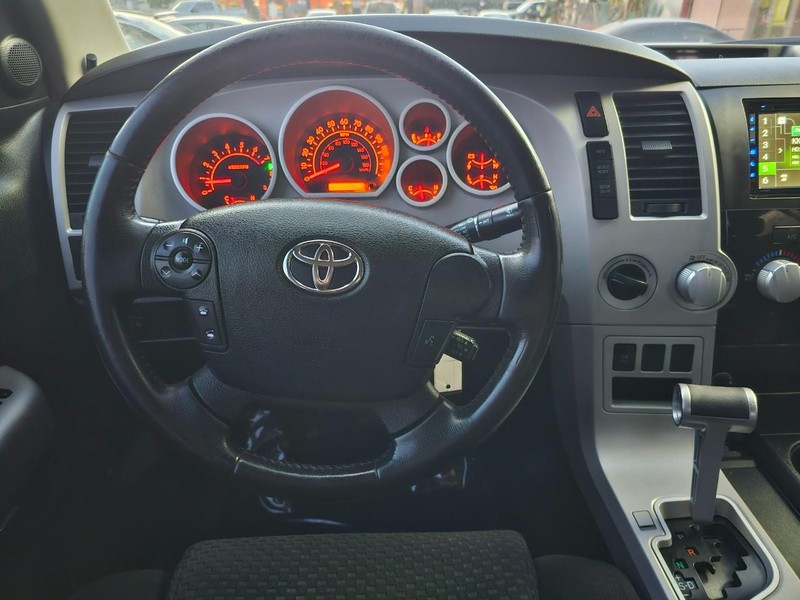 Toyota Tundra Vehicle Full-screen Gallery Image 28