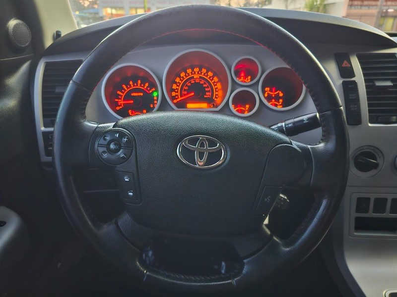 Toyota Tundra Vehicle Full-screen Gallery Image 30