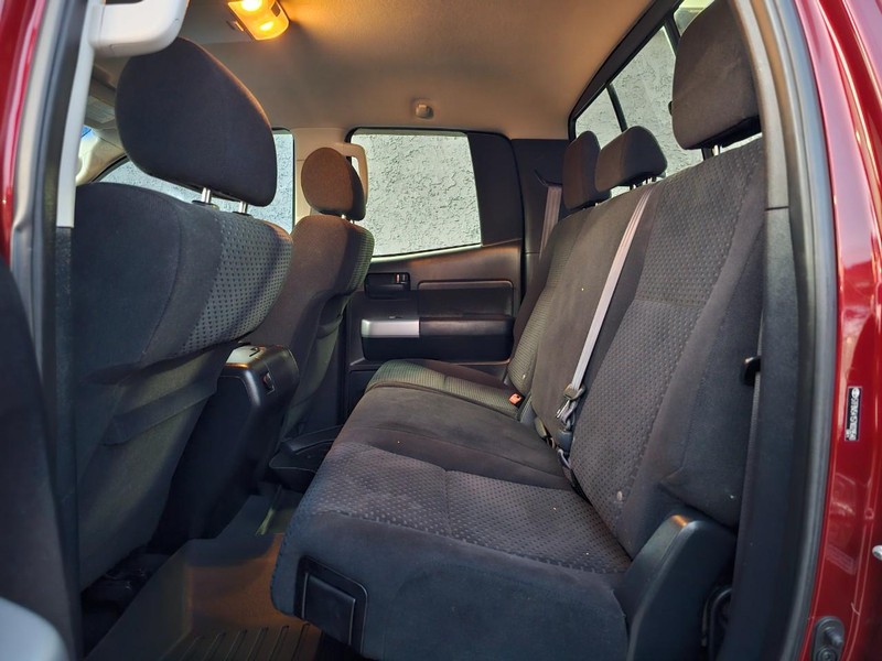 Toyota Tundra Vehicle Full-screen Gallery Image 31