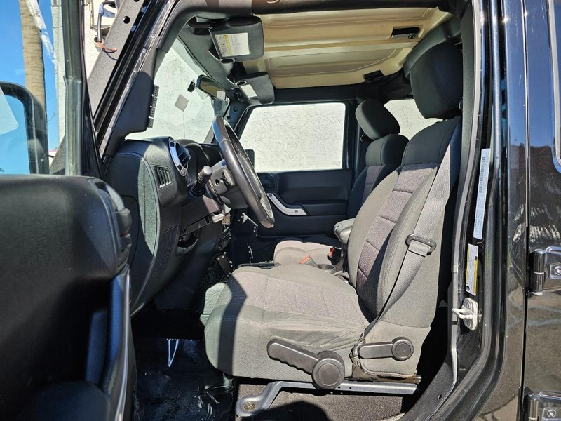 Jeep Wrangler Unlimited Vehicle Full-screen Gallery Image 17