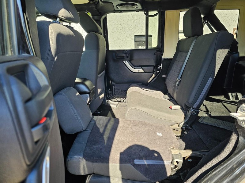 Jeep Wrangler Unlimited Vehicle Full-screen Gallery Image 22