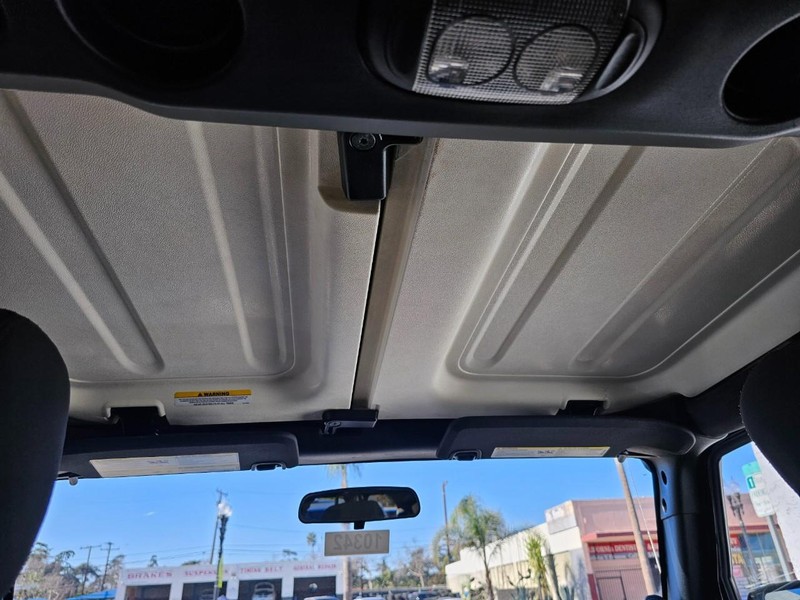 Jeep Wrangler Unlimited Vehicle Full-screen Gallery Image 32