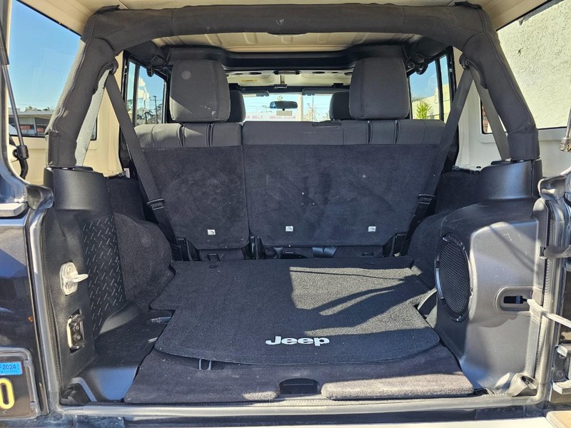 Jeep Wrangler Unlimited Vehicle Full-screen Gallery Image 33