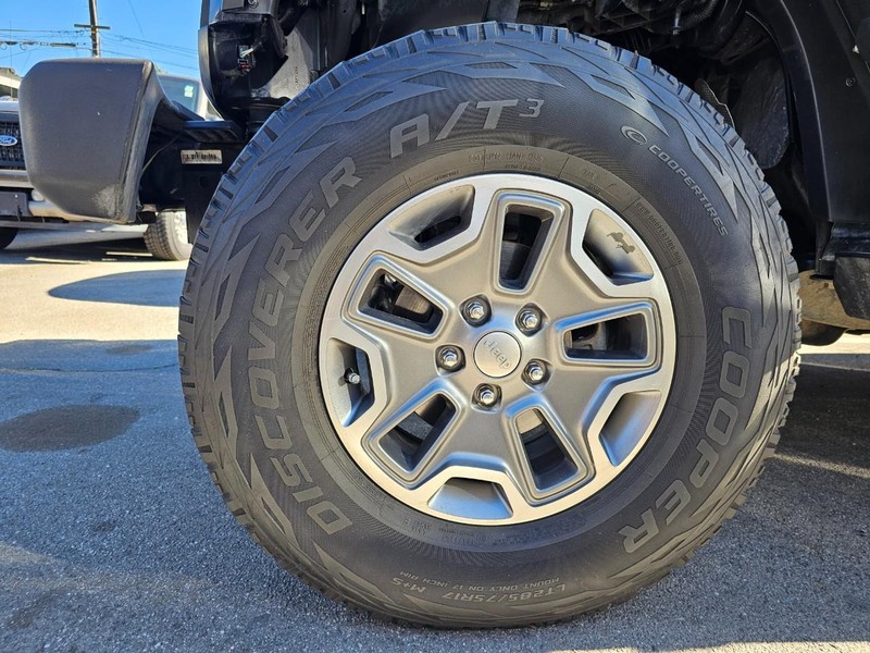 Jeep Wrangler Unlimited Vehicle Full-screen Gallery Image 35