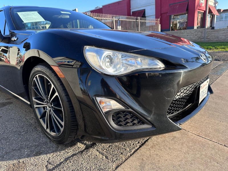 Scion FR-S Vehicle Full-screen Gallery Image 09