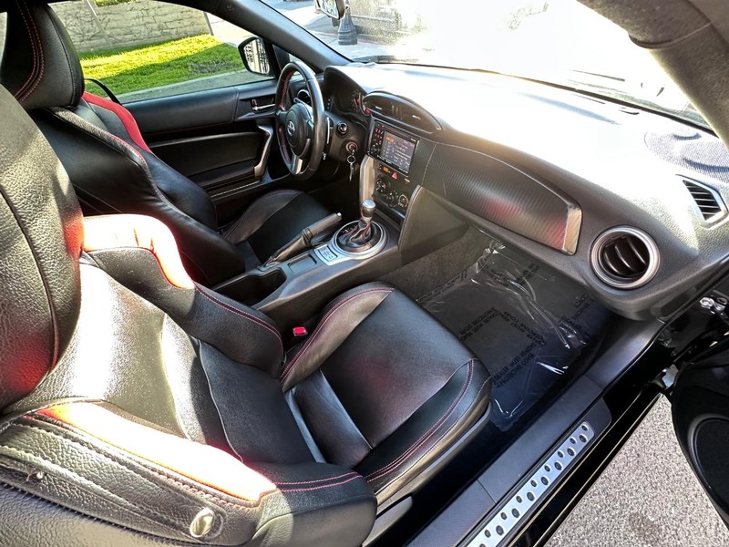 Scion FR-S Vehicle Full-screen Gallery Image 17