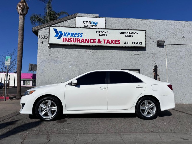 Toyota Camry Vehicle Full-screen Gallery Image 02