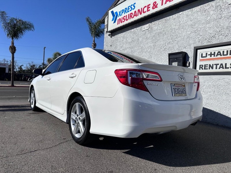 Toyota Camry Vehicle Full-screen Gallery Image 03