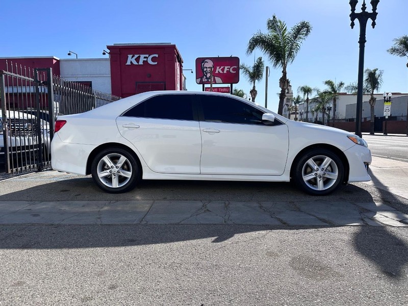 Toyota Camry Vehicle Full-screen Gallery Image 04