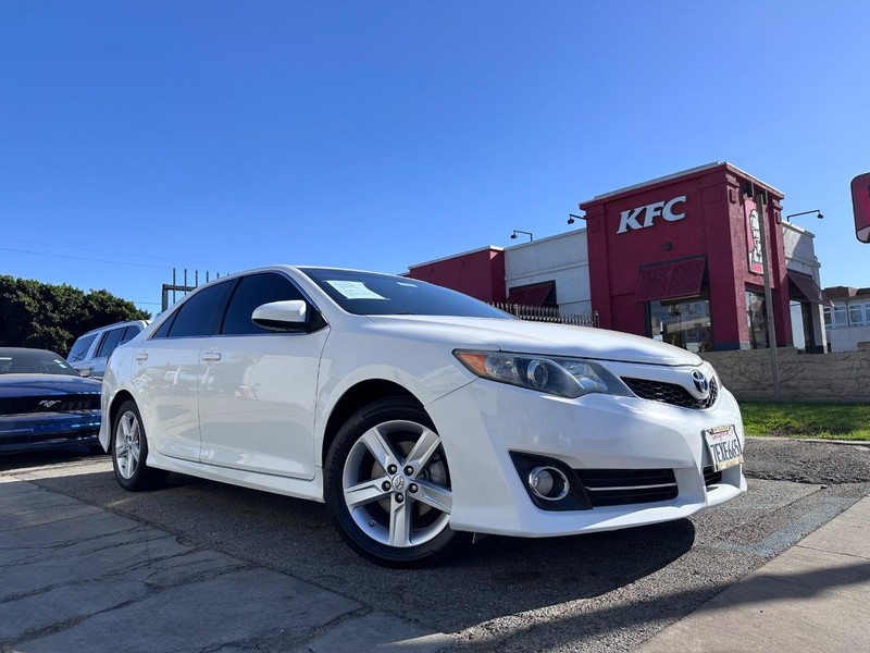 Toyota Camry Vehicle Full-screen Gallery Image 05