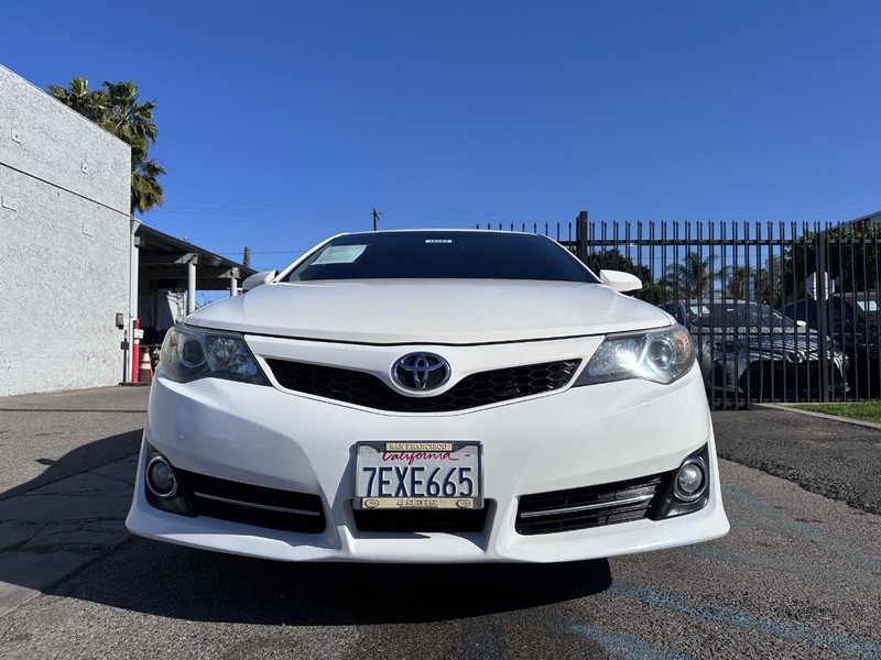 Toyota Camry Vehicle Full-screen Gallery Image 06