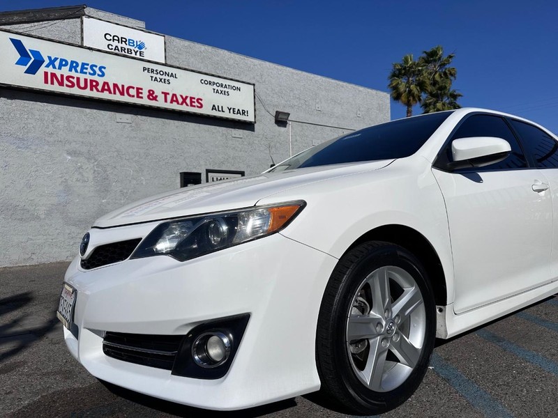 Toyota Camry Vehicle Full-screen Gallery Image 07