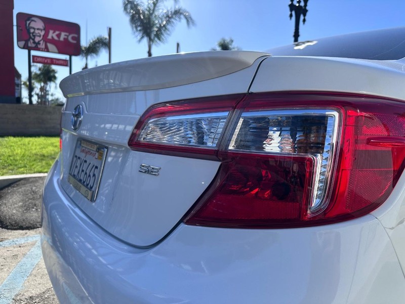 Toyota Camry Vehicle Full-screen Gallery Image 08