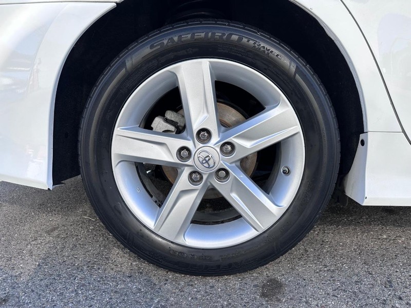 Toyota Camry Vehicle Full-screen Gallery Image 09