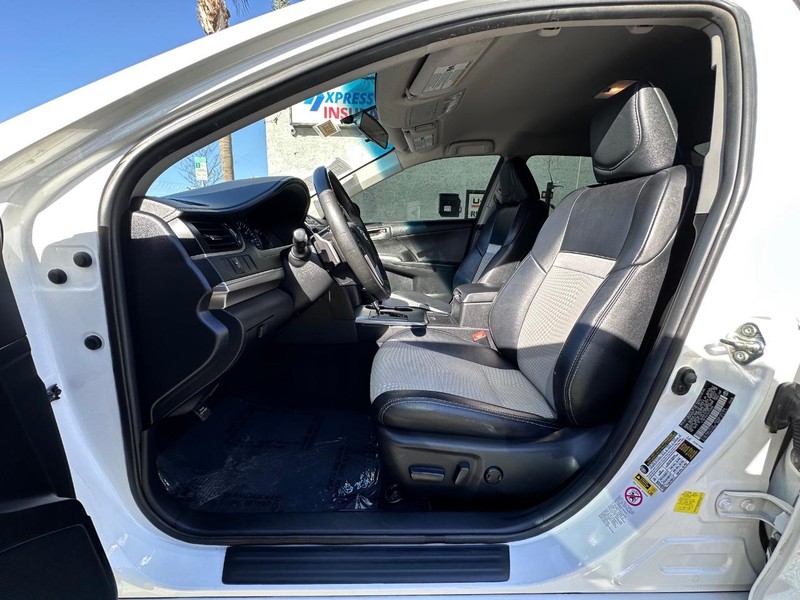 Toyota Camry Vehicle Full-screen Gallery Image 10