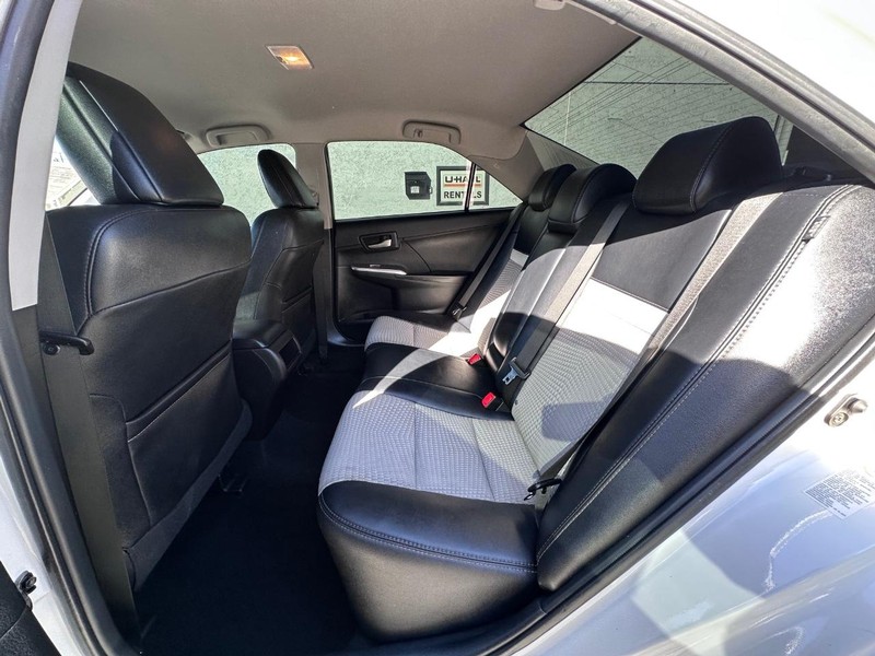 Toyota Camry Vehicle Full-screen Gallery Image 11