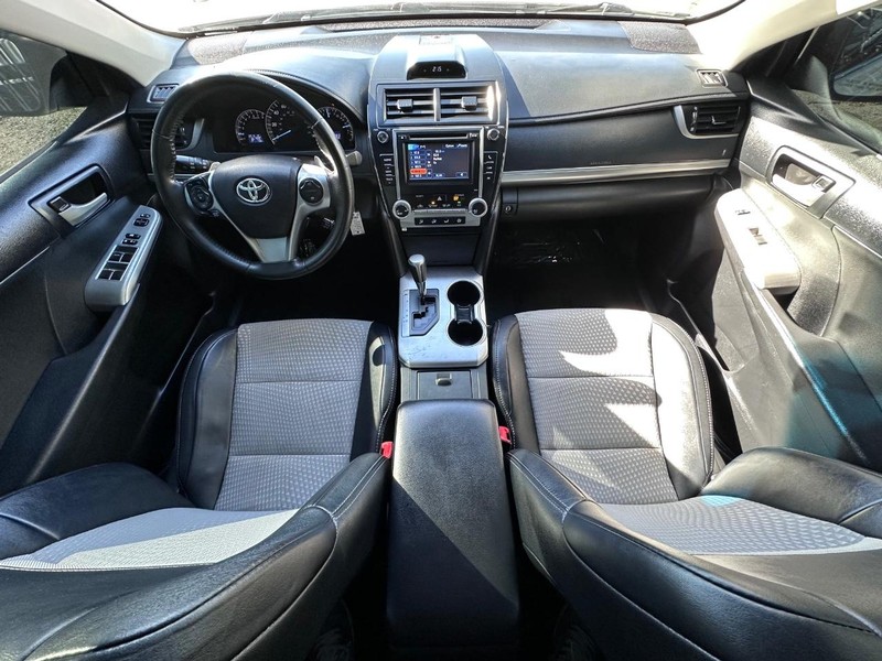 Toyota Camry Vehicle Full-screen Gallery Image 12