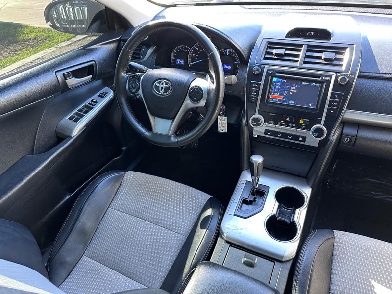 Toyota Camry Vehicle Full-screen Gallery Image 13