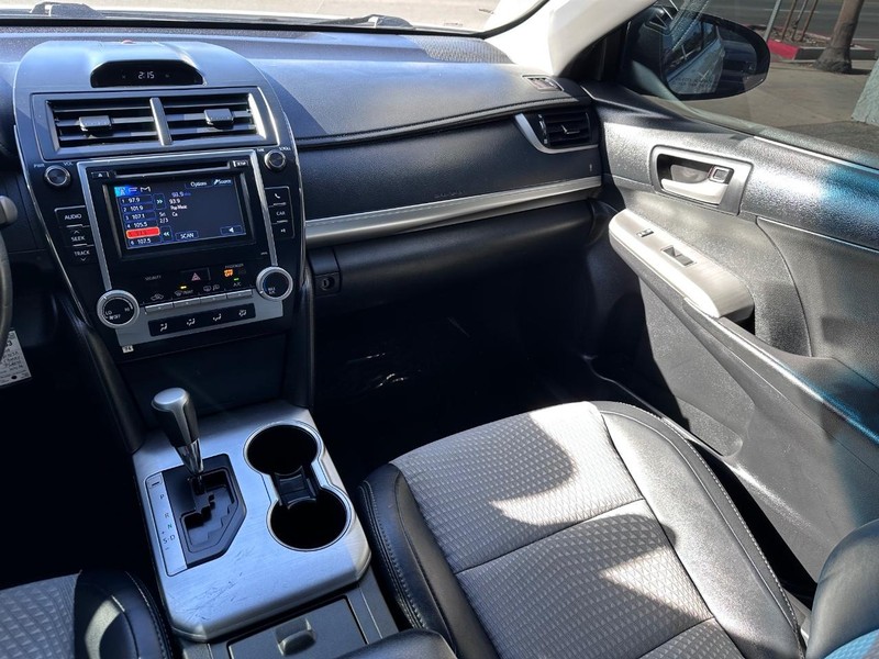 Toyota Camry Vehicle Full-screen Gallery Image 14