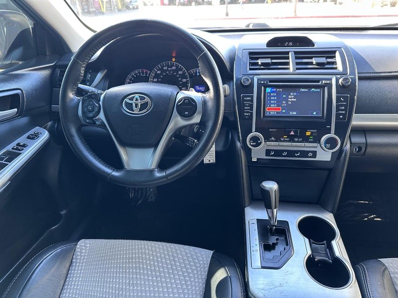 Toyota Camry Vehicle Full-screen Gallery Image 15