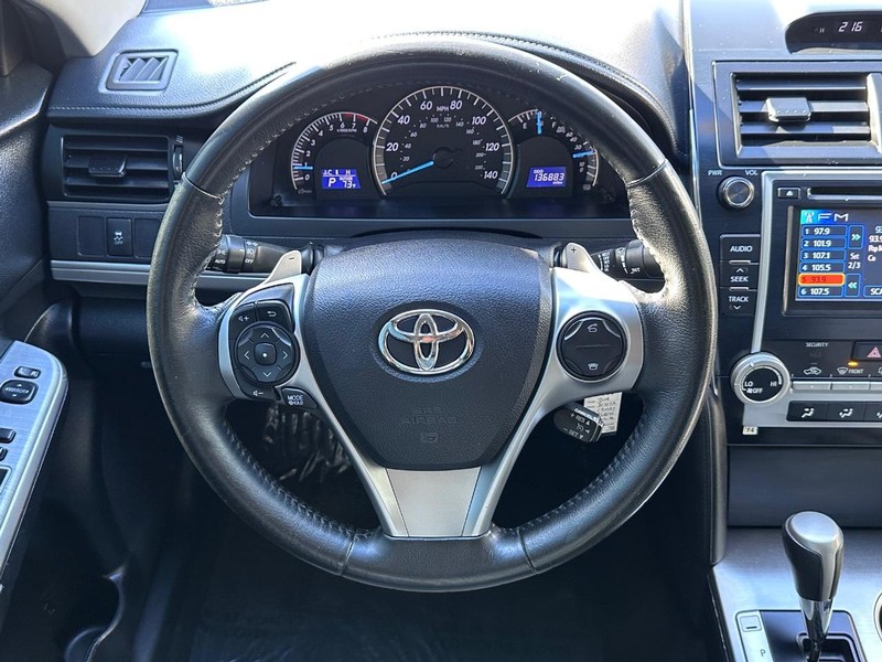 Toyota Camry Vehicle Full-screen Gallery Image 16