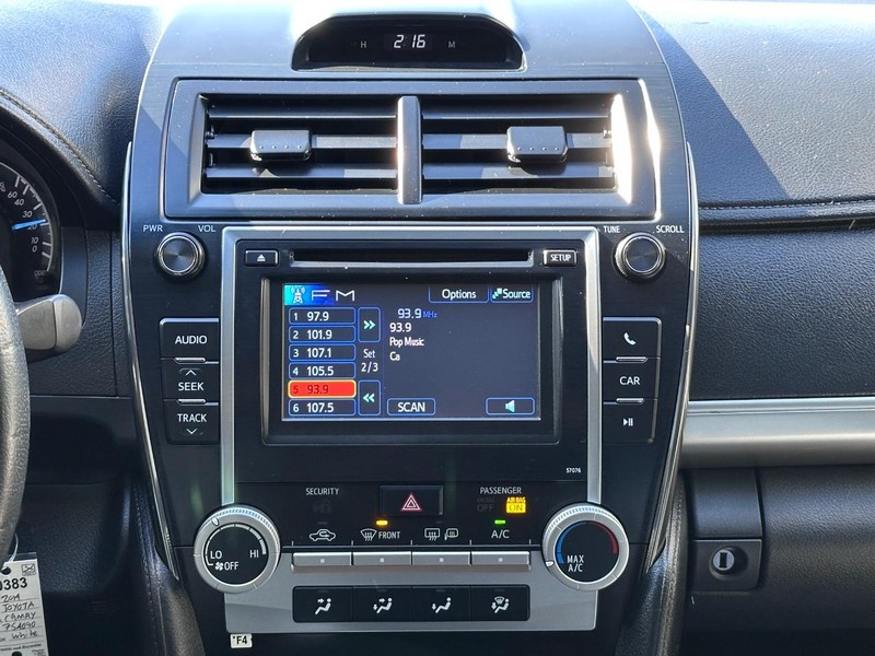 Toyota Camry Vehicle Full-screen Gallery Image 17