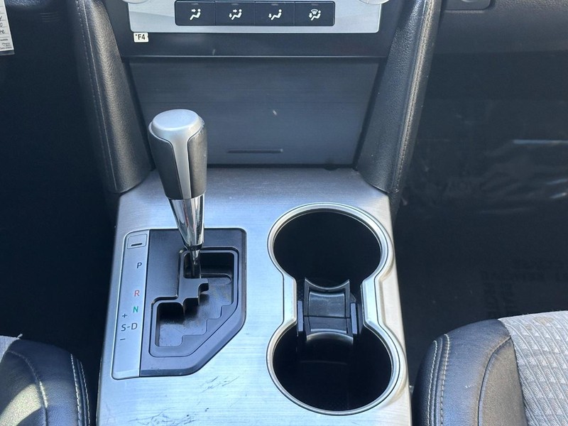 Toyota Camry Vehicle Full-screen Gallery Image 18