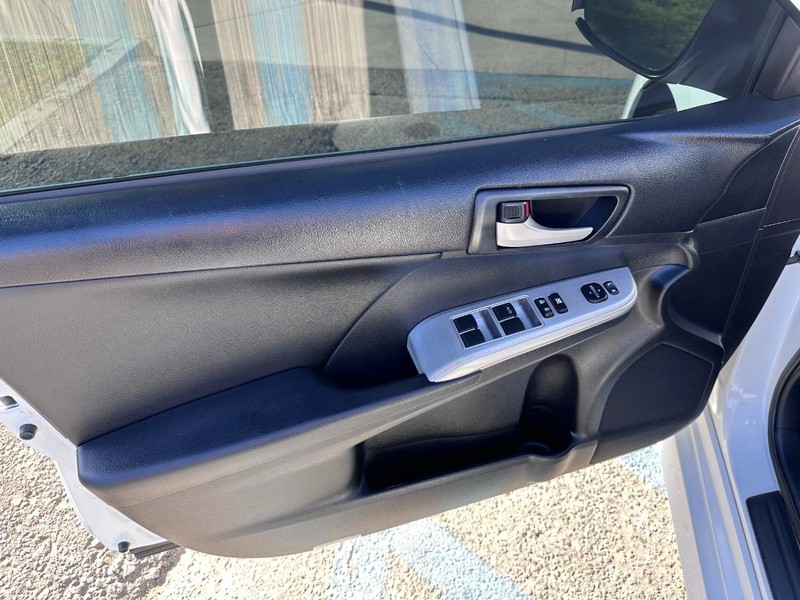 Toyota Camry Vehicle Full-screen Gallery Image 19