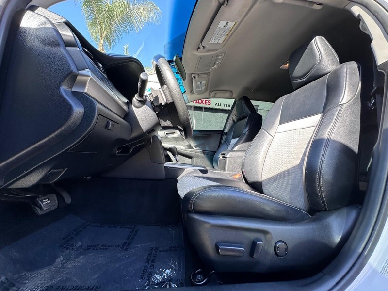 Toyota Camry Vehicle Full-screen Gallery Image 20