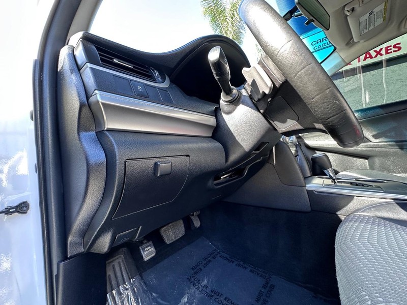 Toyota Camry Vehicle Full-screen Gallery Image 21