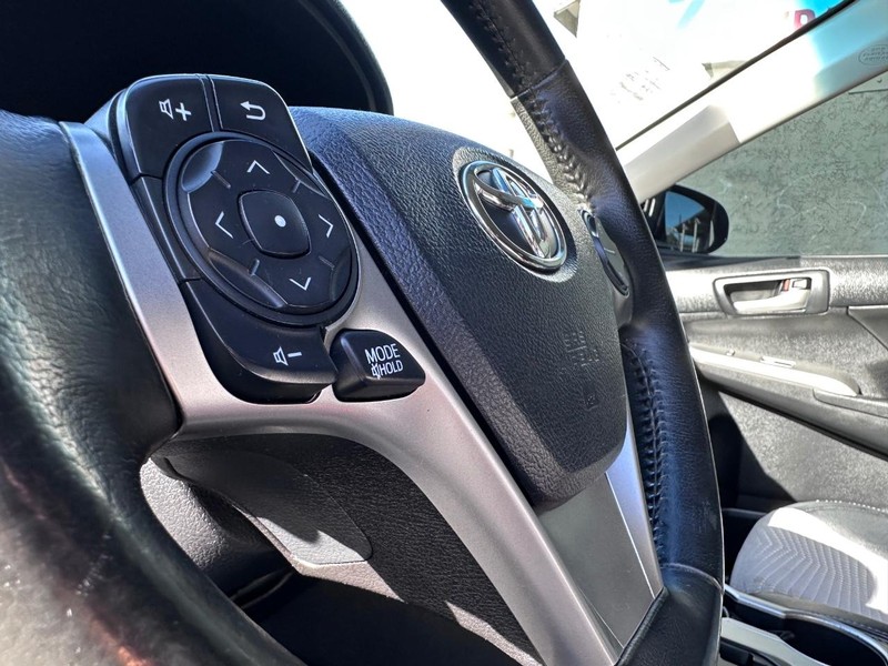 Toyota Camry Vehicle Full-screen Gallery Image 22