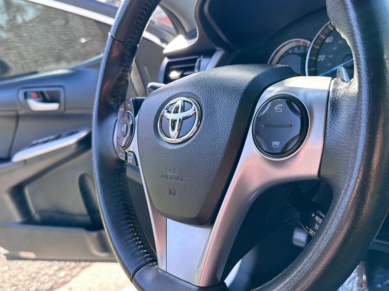 Toyota Camry Vehicle Full-screen Gallery Image 23