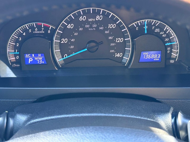 Toyota Camry Vehicle Full-screen Gallery Image 24