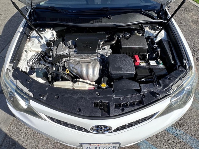 Toyota Camry Vehicle Full-screen Gallery Image 25