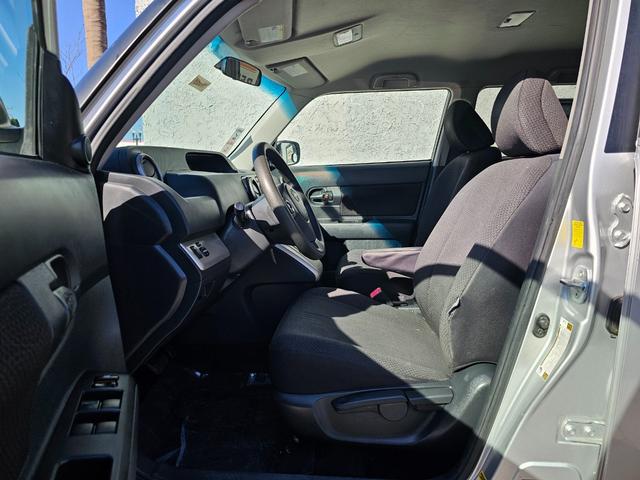 Scion xB Vehicle Full-screen Gallery Image 09