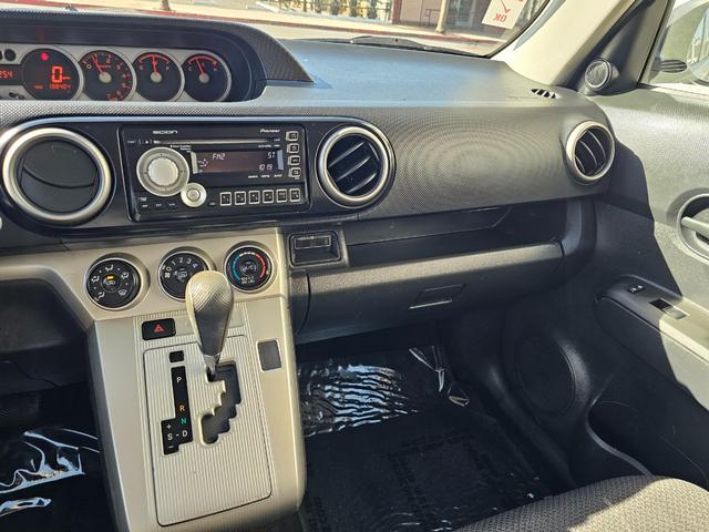 Scion xB Vehicle Full-screen Gallery Image 17